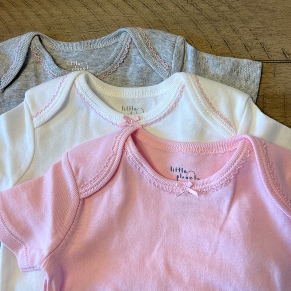 Carter’s organic cotton onesie bundle - new with tag!- white, gray, pink onesies - Picture 2 of 4